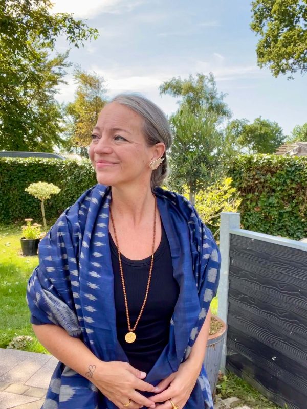 MØRK BLÅ VISDOM tørklæde fra byTrampenau