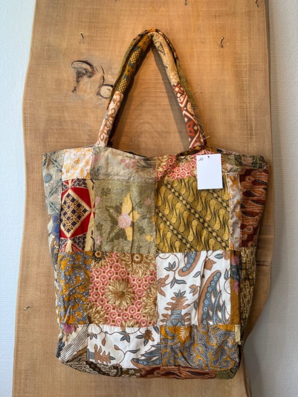 boho taske af genanvendte saronger